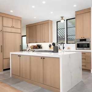 <span class=keywords><strong>Cuisine</strong></span> moderne <span class=keywords><strong>avec</strong></span> armoires en bois massif de style shaker et îlot à panneaux cannelés, porte à rainures et perles <span class=keywords><strong>avec</strong></span> évier pour villa - Product Image 1