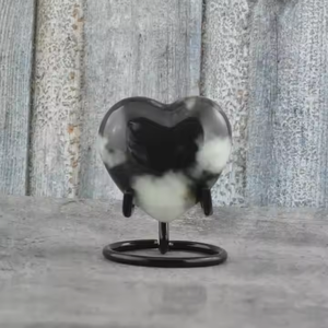 El soporte de corazón de recuerdo de primera clase presenta múltiples diseños de corazón grabados con una urna de cremación recubierta de Peltre y pintada de negro - Product Image 2