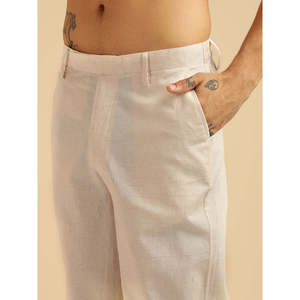 Ensemble coordonné en coton blanc uni pour homme Amanush, kurta avec détail de poignets rouges et pantalon longueur cheville, tenue décontractée d'été, ensemble 2 pièces - Product Image 3