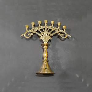 Lampe diya en laiton fabriquée à la main avec 8 flammes pour la décoration du temple de la salle pooja et l'utilisation rituelle traditionnelle indienne - Product Image 1
