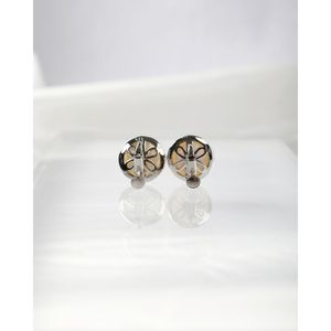 Boucles d'oreilles clous en perle blanche avec alliage plaqué rhodium et zircon - Product Image 3