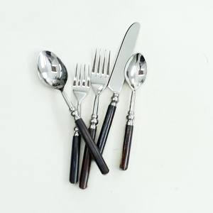 Juego de cubiertos de acero inoxidable multifuncional y ecológico de la colección Bright, con mango hecho a mano en color marrón hueso natural y acabado espejo. - Product Image 2