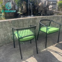 Ensemble de salle à manger d'extérieur contemporain, structure en aluminium, chaise et table légères et durables, coussins imperméables pour jardin, parc, villa