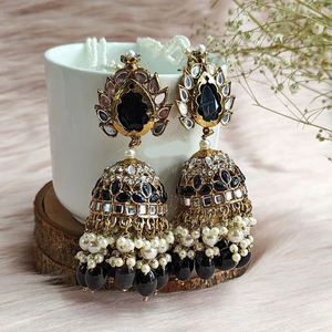 ต่างหู Jhumka ประดับด้วยหินคริสตัลและลูกปัดเคลือบสีทองเหมาะสำหรับงานแต่งงานและสวมใส่ในเทศกาล - Product Image 2
