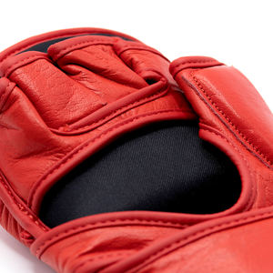 Guantes MMA personalizados de 4oz y 7oz, guantes de cuero PU negros para entrenamiento de Muay Thai y boxeo - Product Image 1