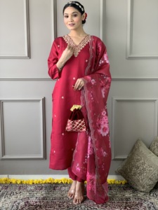 Merveilleux pantalon Kurti en tissu Viscose Chanderi de conception élégante avec Dupatta simple en travail brodé pour les vêtements pour femmes - Product Image 2