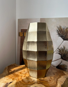 Florero de Metal de aluminio con forma moderna, tendencia superior, textura rica para decoración del hogar, dormitorio, sala de estar, boda y uso de mesa - Product Image 1