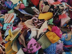 Guirnalda de chatarra de tela colorida hecha a mano decoración Bohemia ecológica, banderines de cinta reciclada para fiestas, paredes y eventos - Product Image 4