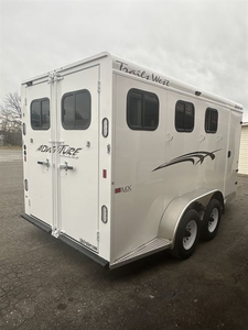 รถพ่วงบรรทุกปศุสัตว์ขนาดใหญ่ Float Trails Livestock West 3 Horse BP ADV MXII  ออกแบบมาเพื่อการขนส่งปศุสัตว์อย่างปลอดภัยและมีประสิทธิภาพ - Product Image 6