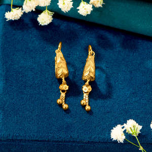Pendientes de Aro con Diseño de Olas en Oro Amarillo para Mujer, Marca Twilight Tides - Product Image 1