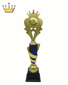 ถ้วยรางวัลพลาสติกสีน้ำเงินสีทองด้านเศรษฐกิจรูปแบบมงกุฎประกอบเสาสูงที่สุดออกแบบสำหรับกิจกรรมทั่วไปเพลงรักสัตว์ - Product Image 2