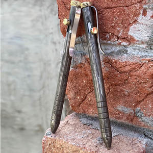 Stylo en acier damas personnalisé, corps en métal robuste, clip de poche, stylo de survie EDC, motif unique, cadeau artisanal pour homme - Product Image 1