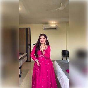 Ensemble haut, bas et dupatta prêt-à-porter pour femmes, élégant, en faux georgette brodé de paillettes, protection solaire estivale, séchage rapide, pour les fêtes - Product Image 1