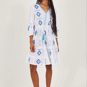 Robe blanche bohème brodée respirante coupe trapèze col en V manches trois quarts motif géométrique mini décontractée été coton - Product Image 1