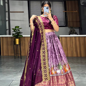 Robe traditionnelle de créateur en soie Lehenga Choli avec fil à broder Travail Dupatta pour robe Navratri de fête de mariage pour femmes - Product Image 1
