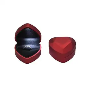 Kotak perhiasan bentuk hati bulan untuk cincin dengan lampu LED untuk lamaran pernikahan pertunangan (merah Matt) kotak kayu kotak cincin