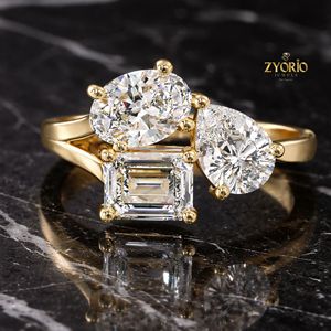Anillo de Compromiso con Tres Diamantes Cultivados en Laboratorio, Corte Esmeralda y Corte Pera, Oro de 10K - Product Image 1