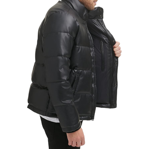 Chaleco acolchado de lona ligero para hombre con cuello levantado y decoración de bolsillo Logotipo personalizado en estilo de calle principal frontal - Product Image 3