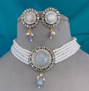 Conjunto de Gargantilla y Aretes con Acabado de Precisión Destacado, Estilo Premium, Pulido Plateado, Aspecto de Perlas CZ, Colección para Fiestas y Bodas para Mujer - Product Image 1