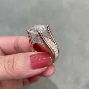 Bague de fiançailles ovale 8,50 carats en diamants de laboratoire, style tension est-ouest, couleur E-F, clarté VVS-VS - Product Image 4