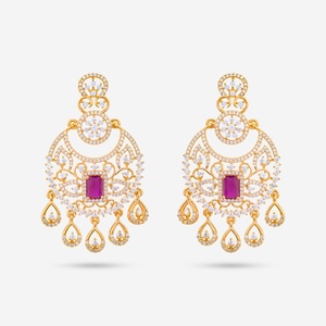 Boucles d'oreilles pendantes vintage en alliage de zinc, motif goutte d'eau, avec rubis vert taille émeraude et pampilles, finition dorée, sertissage à griffes, tendance, pour mariage - Product Image 1