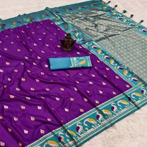 ชุดส่าหรีผ้าไหม Banarasi รุ่นใหม่จาก VASTRA COTTAGE พร้อมลายปักดิ้น Zari ทั่วผืน ดีไซน์หรูหรา ผ้าปาลูเนื้อนุ่ม พร้อมเสื้อไหมทอสีตัดกัน - Product Image 5