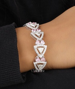 สร้อยข้อมือเพชรมอยส์ซอไนต์ที่สวยงามพร้อมรูปหัวใจเพชรโมอิสซาไนต์สีชมพูของขวัญที่สมบูรณ์แบบสำหรับเธอ - Product Image 1