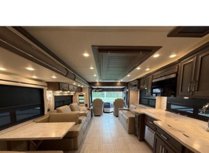 รถบ้านมอเตอร์โฮมอลูมิเนียมดีเซล Ventana 4037 Class A รุ่นปี 2026 กำลังเป็นที่นิยม พร้อมสไลด์ 3 ช่อง รองรับผู้โดยสาร 4-6 คน น้ำหนัก 35,600 ปอนด์ - Product Image 3
