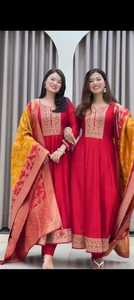 Fournisseur direct d'usine Robes élégantes en Chanderi et en soie pure Vêtements ethniques faits à la main pour femmes Disponibles à un prix abordable - Product Image 6