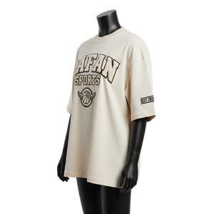 เสื้อยืดทรงบ็อกซี่โอเวอร์ไซส์สีเบจสไตล์สตรีท ผ้าคอตตอนเจอร์ซีย์พรีเมียม พิมพ์ลายโลโก้แบบนูน เสื้อยืดทรงบ็อกซี่ผู้หญิง ผ้าคอตตอน - Product Image 4