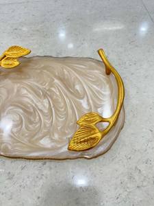 Juego de bandejas para servir rectangulares Home Co, madera de resina dorada con mango de diseño de hojas para el hogar, cocina, restaurante, para servir comida - Product Image 2