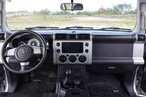 Toyota FJ Cruiser 2024 d'occasion, boîte manuelle 6 vitesses, 4x4 intégral, différentiel arrière autobloquant, conduite à gauche, sièges en cuir, écran tactile, xénon - Product Image 6