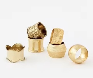 Charmant anneau de serviette de canne en bonbon pour la décoration de table de Noël apporte une touche festive de rouge et d'or à l'installation de restauration de vacances - Product Image 4