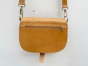 Sac à main en cuir minimaliste le plus demandé pour femmes avec fermeture magnétique disponible à la vente - Product Image 4