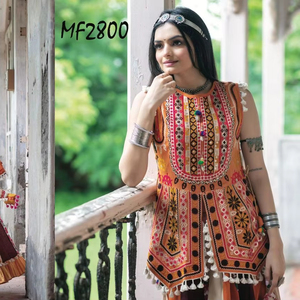 Fancy Wear Premium Atrangi Choli pour femmes Latkans faits à la main jumelés avec un panneau en coton brodé pour Navratri Wear - Product Image 3