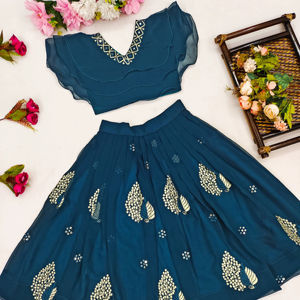 ชุดเลเฮนกาโชลีสีฟ้าอมเขียวแบบยาวถึงพื้นสำหรับเด็กผู้หญิง ยี่ห้อ Shoryam Fashion ผ้าจอร์เจตต์ พร้อมเสื้อระบายหลายชั้น ลายพิมพ์ฟอยล์ สไตล์ชาติพันธุ์ เหมาะสำหรับงานปาร์ตี้ - Product Image 1