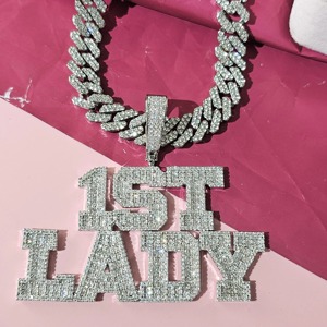 Elegante collar con placa de identificación personalizada con colgante helado y cadena cubana regalo de joyería personalizado para su cumpleaños o evento de Graduación - Product Image 1