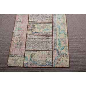 Alfombra vintage de 2,9x8,8 pies, alfombra turca tipo runner, alfombra con motivos de plantas y árboles en tonos marrón y azul. - Product Image 5