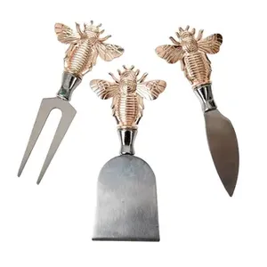 Ensemble de 3 couverts à fromage en or fabriqués à la main avec poignée de créateur comprenant une fourchette d'épandage et une cuillère de mariage pour une utilisation élégante à manger - Product Image 1