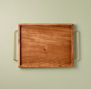 Plateau en bois géométrique élégant avec motif foncé élégant et fonctionnel pour servir ou organiser à la maison - Product Image 3