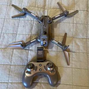 Tacoma WA โดรนพร้อมกล้อง4K HD 5กม./15กม. ระยะการส่งภาพระยะไกลรีโมทคอนโทรลโฉบไฟ LED วัสดุพลาสติก - Product Image 1