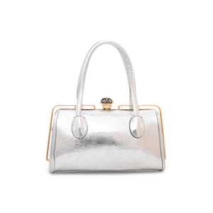 Sac à rabat d'été décontracté pour filles à motif d'alligator argenté P35828 avec décoration de lettres à rayures en diamant et perles - Product Image 1