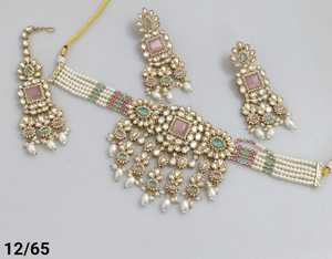 Collier ras du cou indien avec boucles d'oreilles et Mangtika pour femme Design de fleurs superbe zircon cubique fabriqué à la main - Product Image 3