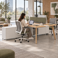 Bureau de direction long avec armoire basse intégrée et écran de confidentialité en tissu pour bureau d'entreprise