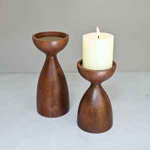Elegante y moderno candelero de madera con detalles rústicos para un uso duradero en la decoración del hogar y eventos - Product Image 1