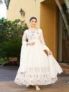 Vestido Anarkali de diseñador elegante de calidad superior en telas ricas para uso festivo, cenas de recepción y grandes celebraciones a la venta - Product Image 2