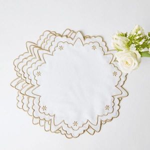 Napperon de table élégant en lin brodé pour une table à manger raffinée idéale pour le dîner en famille - Product Image 3