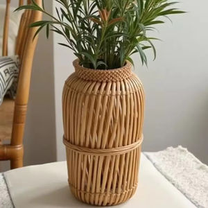 Elegante y moderno florero de ratán con acabado artístico hecho a mano para apartamentos, interiores mínimos y decoraciones de lujo para el hogar - Product Image 1