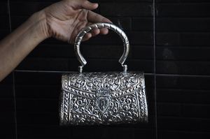 Fait sur mesure en forme carrée avec serrure laiton métal gaufré et gravé sacs et embrayages pour la revente par les magasins de sacs de mode - Product Image 4