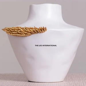 Florero redondo hecho a mano moderno de metal blanco y dorado decoración del hogar oficina y hotel diseño elegante - Product Image 1